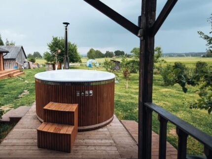 VALTOR - ACRYLIC HOT TUB 2.2M 8-10 SEATER WITH EXTERNAL HEATER