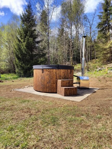 LUTHOR - FIBERGLASS HOT TUB 6-8 SEATER 1.8M WITH EXTERNAL HEATER